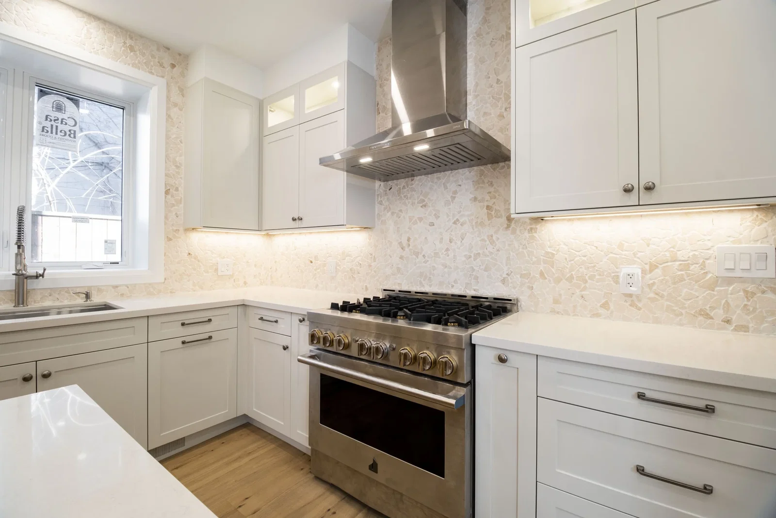 Kitchen with stone backsplash