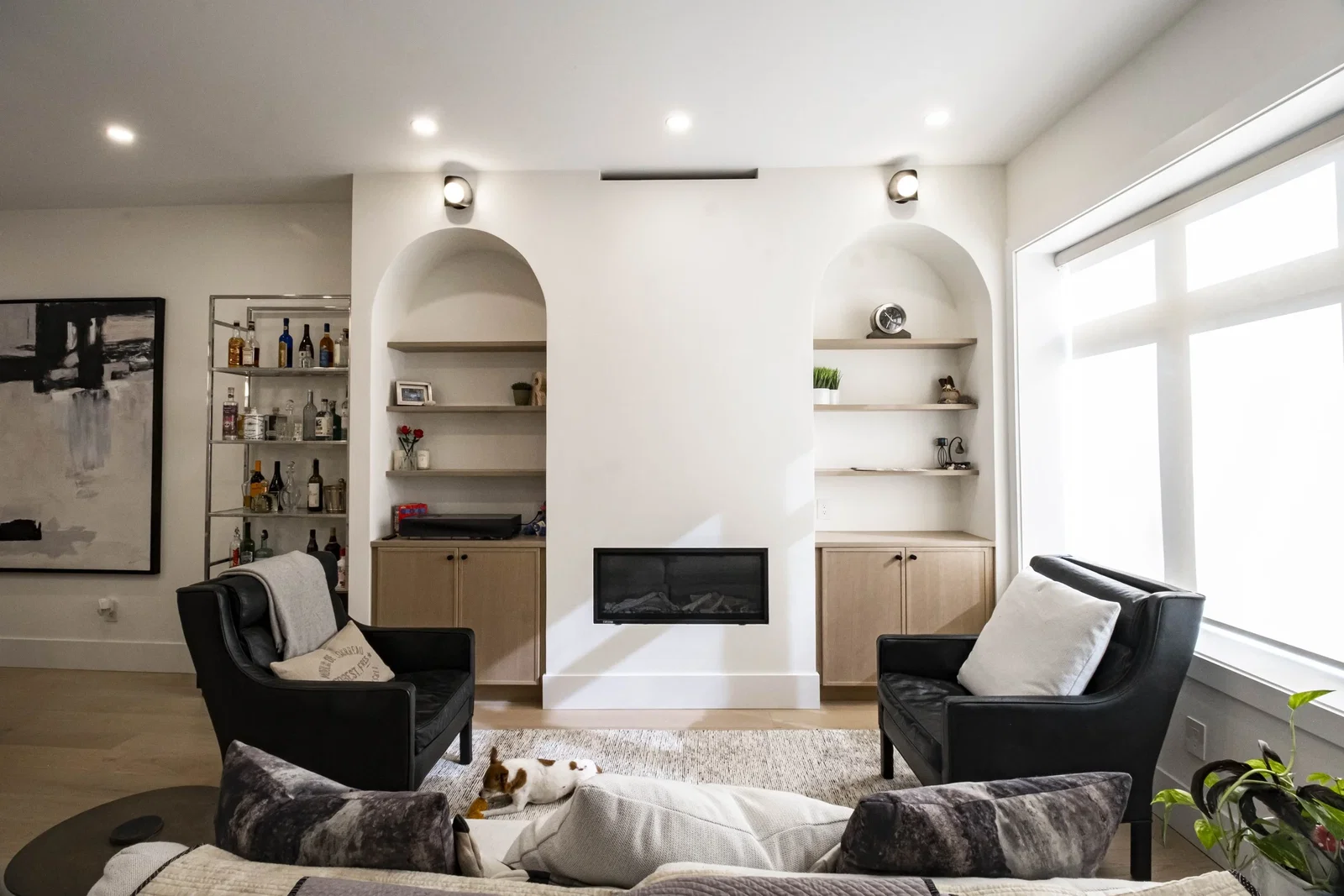 Living room with arched built-ins